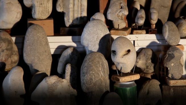 Game of Stones: Mann vermutet Nachrichten in Steinen