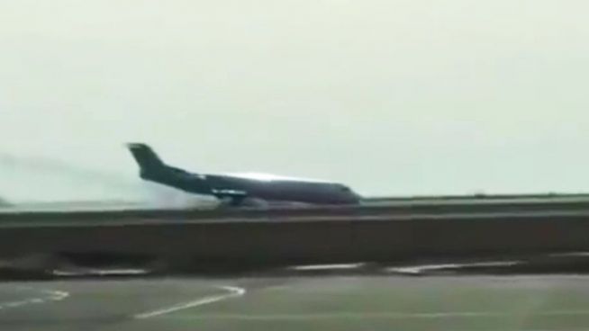 Unsanfter Touchdown: Flugzeug landet auf der Nase