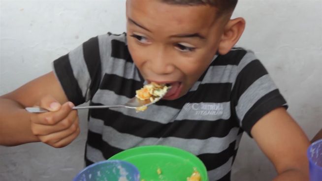 Essen für bedürftige Kinder: Venezolaner packen an!