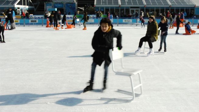 Auf den Stuhl gekommen: Niederländer lernen Eislaufen