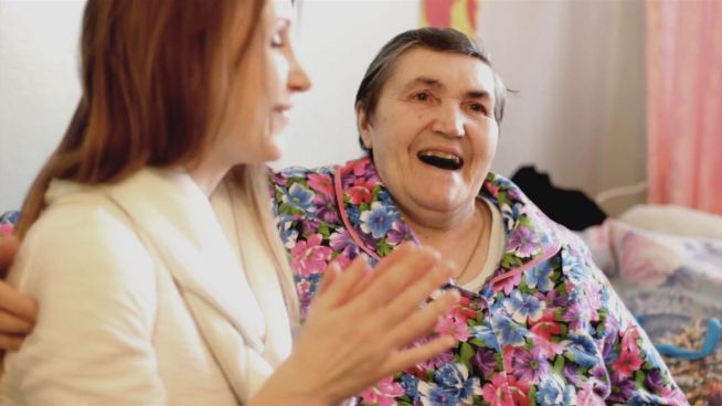 (Gem)einsam: Russisches Seniorenheim sucht 'Enkel'