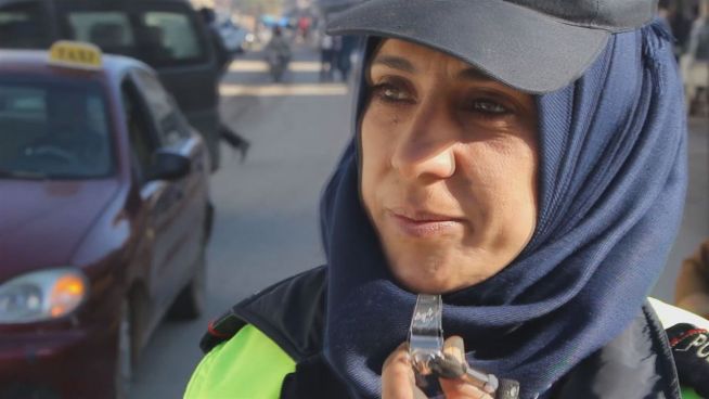 Nach dem IS: Die 1. Verkehrspolizistin in Manbidsch