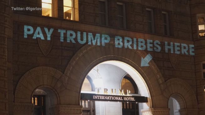 Leuchtende Kritik: Trumps Hotel angestrahlt