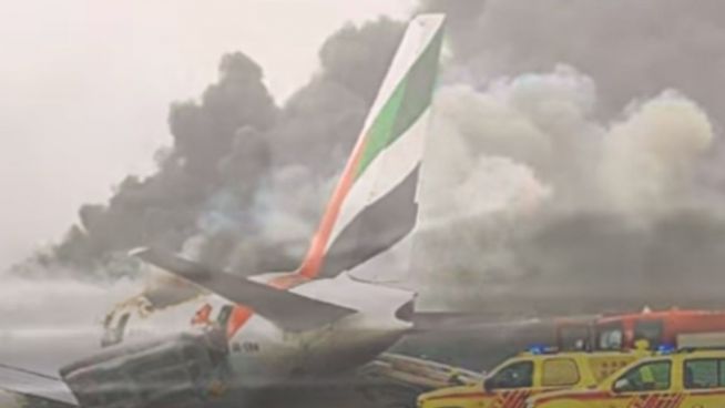 Notlandung in Dubai: Boeing geht in Flammen auf