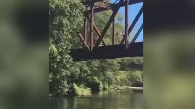 Schock-Video: 4-Jähriger wird von Brücke geworfen