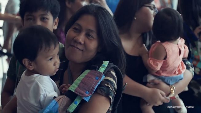 Gegen Industrie-Baby-Nahrung: Massen-Stillen in Manila