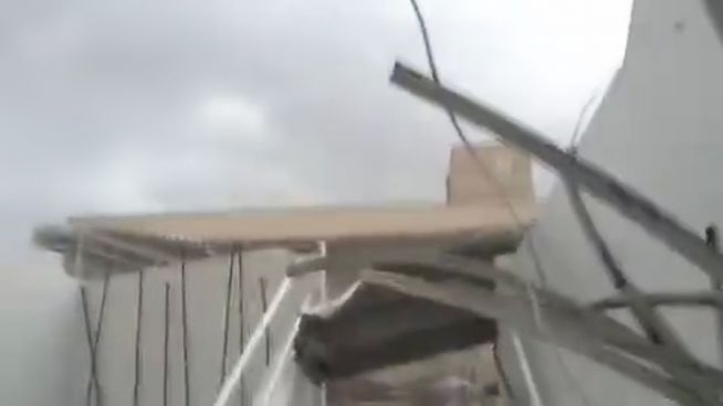 Krasser Sturm: Wind reißt Dach vom Haus