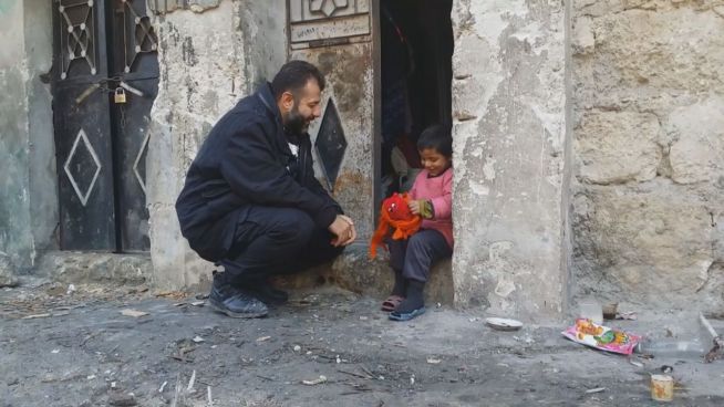 Engel in Syrien: Er riskiert sein Leben für ein Lächeln