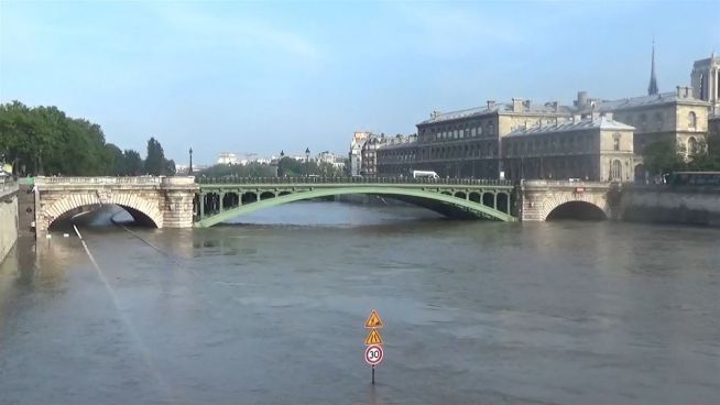 Paris schwimmt: Regen setzt Hauptstadt unter Wasser
