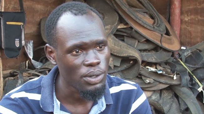 Uganda: Flip-Flop-Schuhmacher hilft Straßenkindern