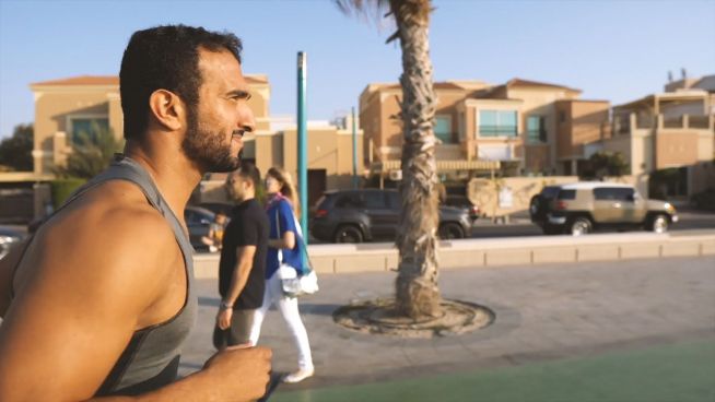 Aus Trauer: Lifecoach motiviert am Strand von Dubai