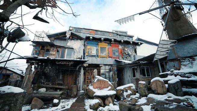 Drei Stockwerke: Weißrusse baut riesiges Haus aus Müll