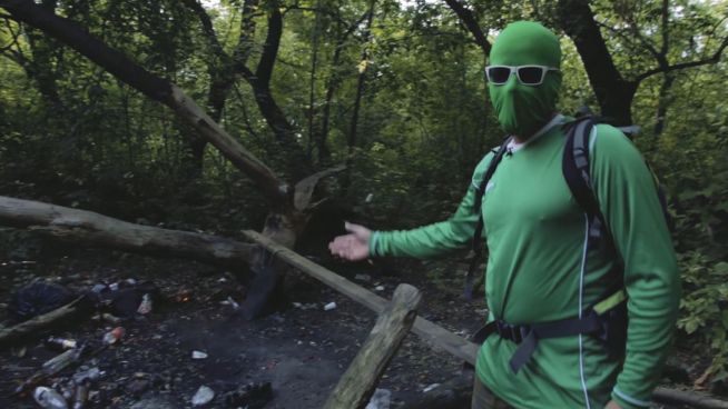 Als 'Cleanman' verkleidet: Russe kämpft gegen Müllberge