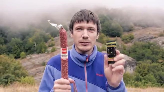 Selfie-Stick-Salami: Russe geht mit Wurst auf Reisen
