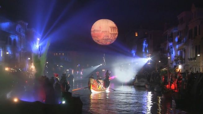 Spektakulär: Karneval von Venedig erleuchtet die Nacht