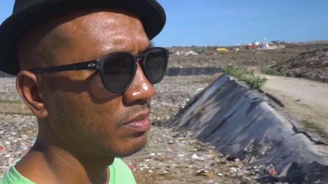 Engel von Bali: Er holt die Kinder von den Müllhalden